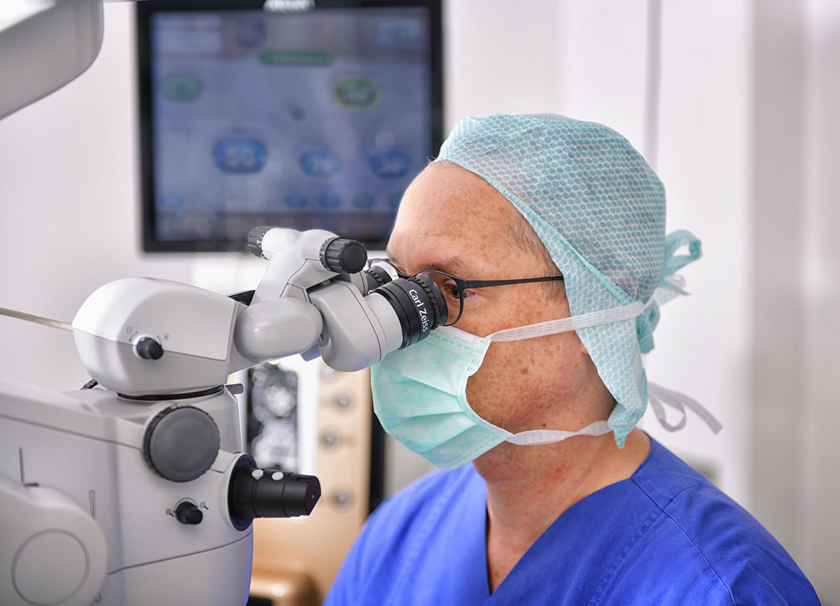 Der hochmoderne Operationssaal in der Augenarztpraxis